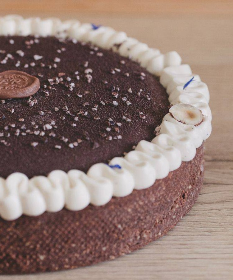 Dessert de Pâques : tarte entremets trois chocolats, amande et noisette