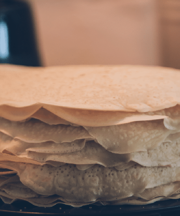 Crêpes au lait et purée crue d'amande