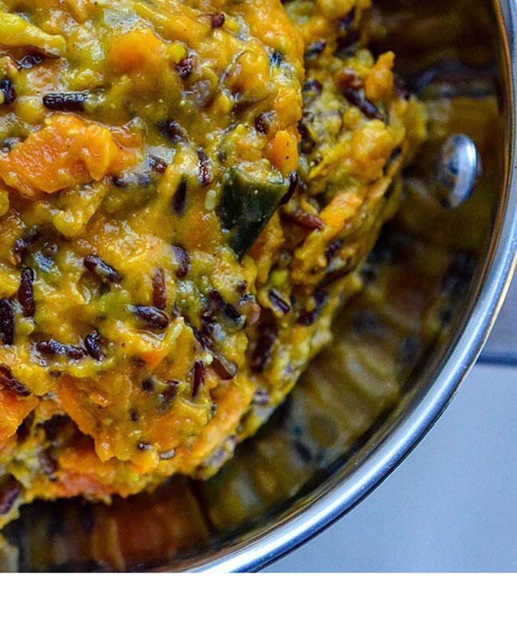 Curry d'aubergines et patates douces à la purée crue noix de cajou