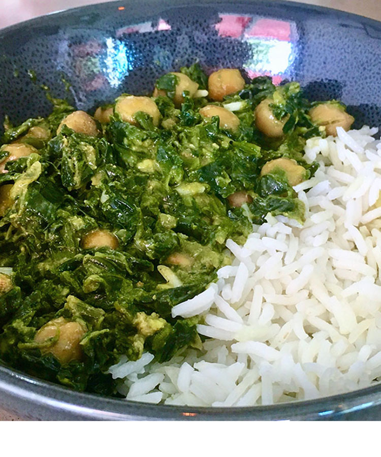 Curry de pois chiches aux épinards et purée crue noix de cajou
