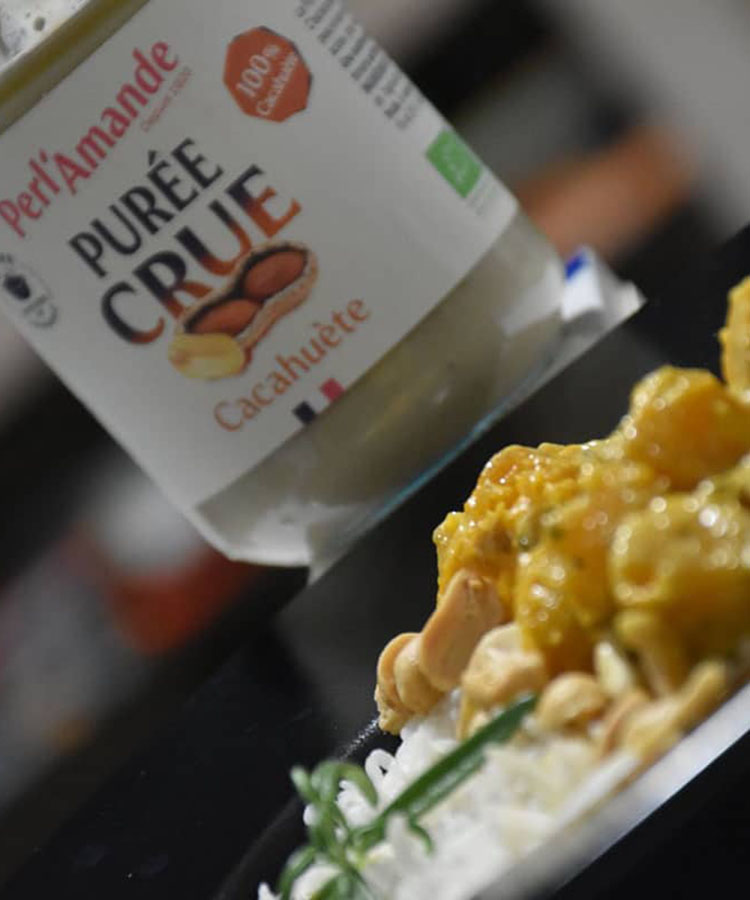Curry de butternut à la purée crue de cacahuètes