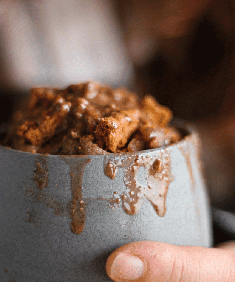 Mug cake à la purée d'amande toastée by Plante Ton Assiette