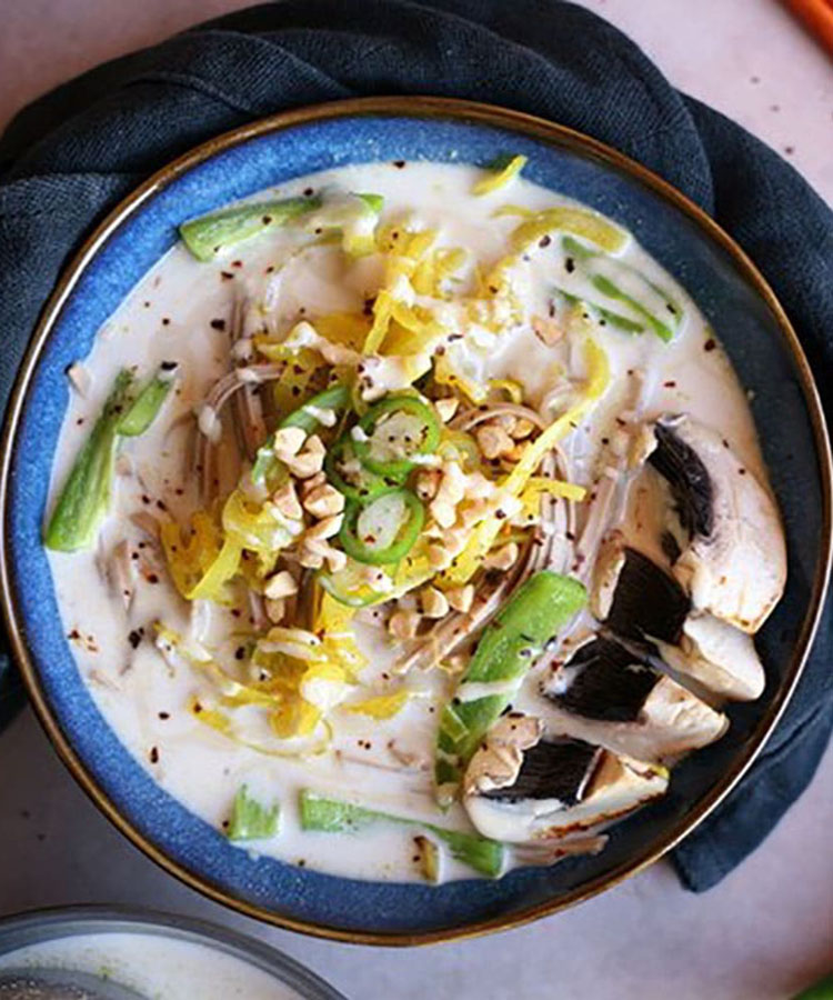 Bouillon de légumes croquants à la purée Amande-Coco by plante ton assiette